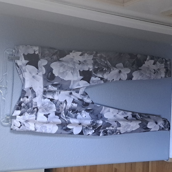 Old Navy Pants - Old Navy Elevate Floral Leggings